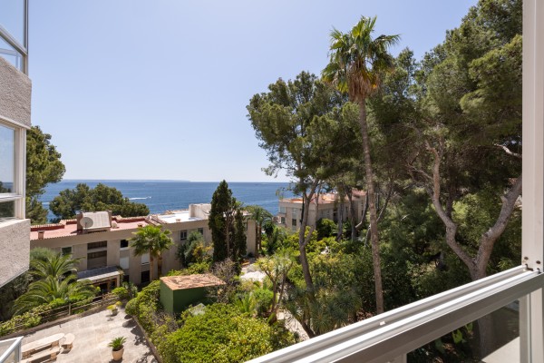 Oтремонтированная квартира с видом на море в престижном комплексе в Illetas