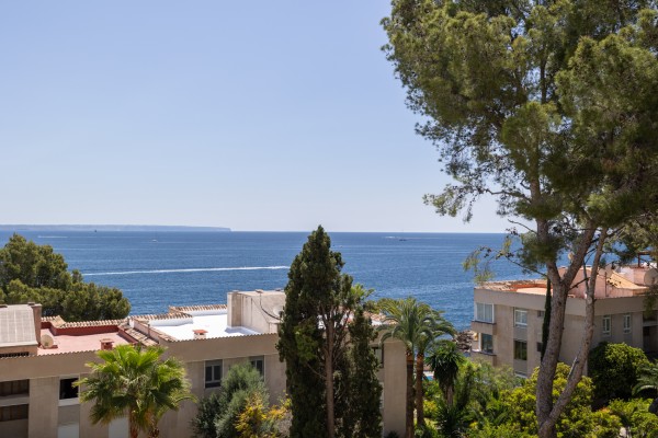 Oтремонтированная квартира с видом на море в престижном комплексе в Illetas