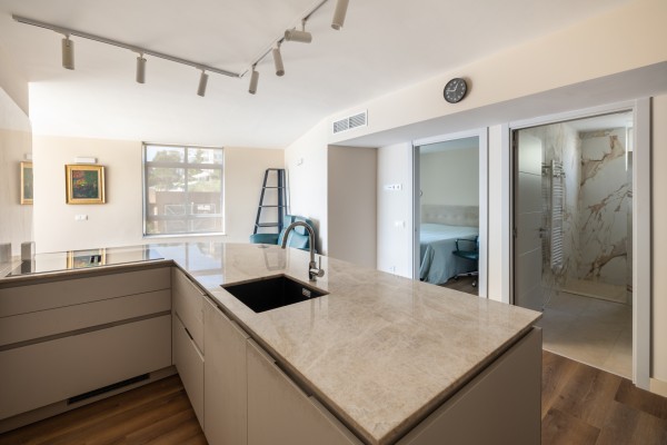 Oтремонтированная квартира с видом на море в престижном комплексе в Illetas