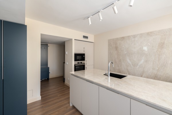 Oтремонтированная квартира с видом на море в престижном комплексе в Illetas