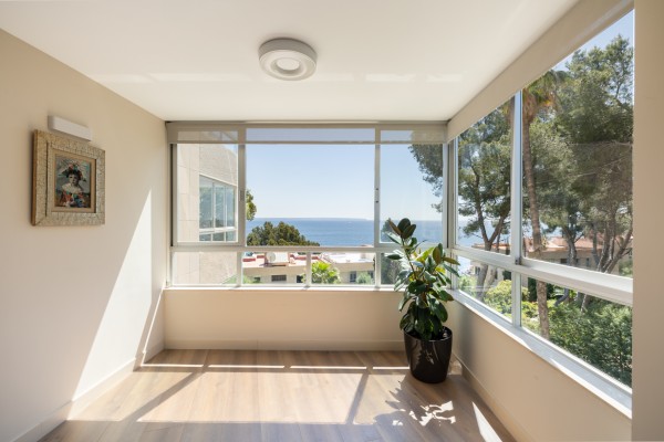 Oтремонтированная квартира с видом на море в престижном комплексе в Illetas