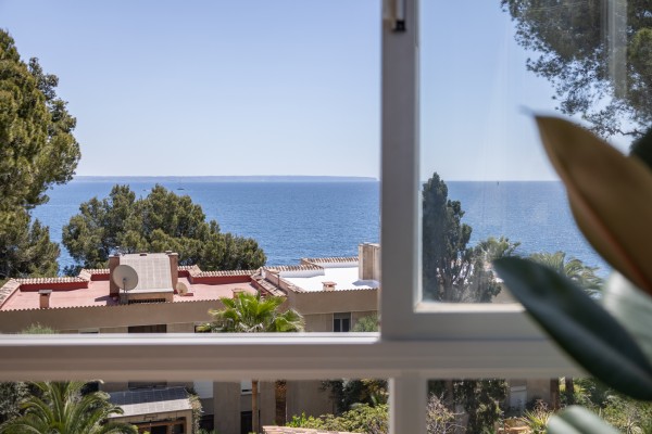 Oтремонтированная квартира с видом на море в престижном комплексе в Illetas