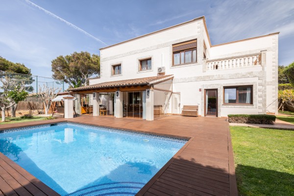 Эксклюзивный семейный дом с садом и бассейном в центре El Toro рядом с Port Adriano