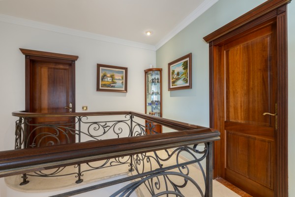 Эксклюзивный семейный дом с садом и бассейном в центре El Toro рядом с Port Adriano