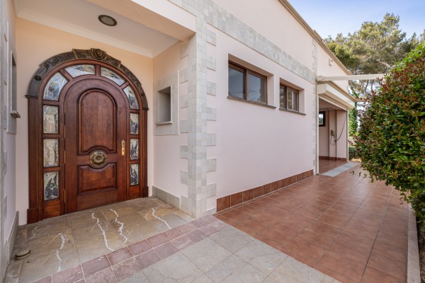 Эксклюзивный семейный дом с садом и бассейном в центре El Toro рядом с Port Adriano