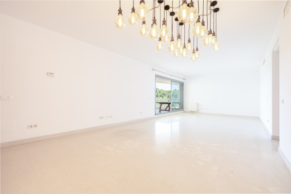 Bright apartment with sea views and great potential in Floresta de Mar