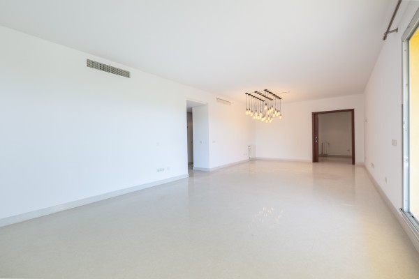 Bright apartment with sea views and great potential in Floresta de Mar