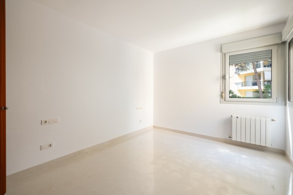 Bright apartment with sea views and great potential in Floresta de Mar
