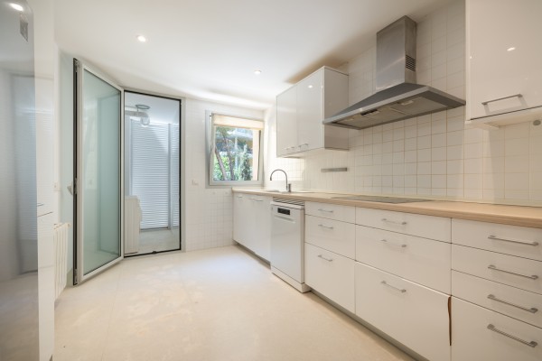 Bright apartment with sea views and great potential in Floresta de Mar