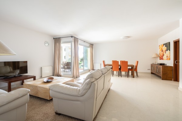 Spacious 4-bedroom apartment with terrace and sea views in Sol de Mallorca