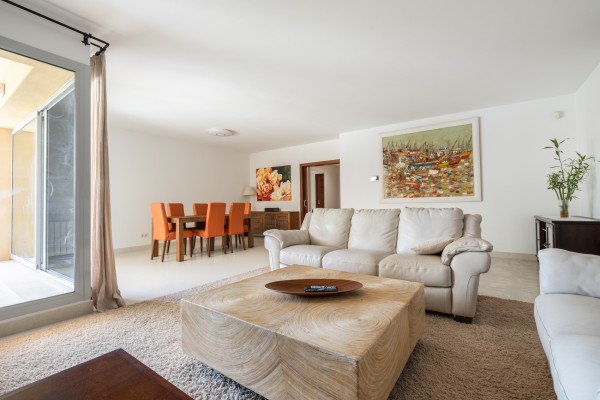Spacious 4-bedroom apartment with terrace and sea views in Sol de Mallorca