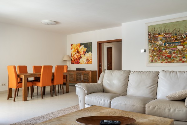 Spacious 4-bedroom apartment with terrace and sea views in Sol de Mallorca