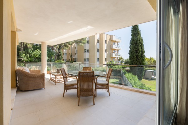 Spacious 4-bedroom apartment with terrace and sea views in Sol de Mallorca