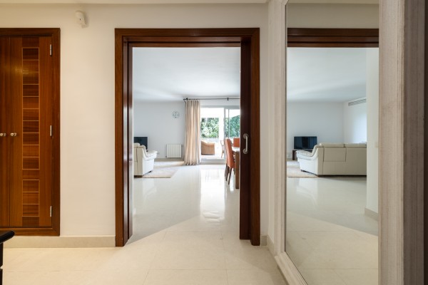 Spacious 4-bedroom apartment with terrace and sea views in Sol de Mallorca