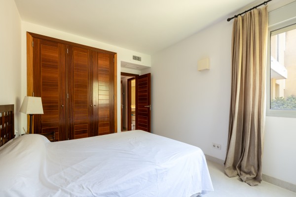 Spacious 4-bedroom apartment with terrace and sea views in Sol de Mallorca