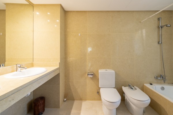 Spacious 4-bedroom apartment with terrace and sea views in Sol de Mallorca