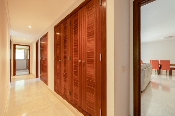 Spacious 4-bedroom apartment with terrace and sea views in Sol de Mallorca
