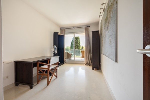 Spacious 4-bedroom apartment with terrace and sea views in Sol de Mallorca
