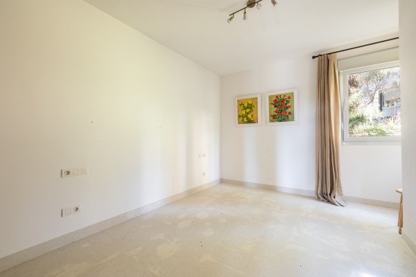 Spacious 4-bedroom apartment with terrace and sea views in Sol de Mallorca