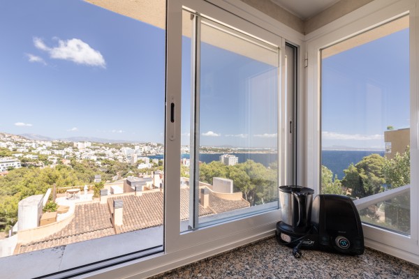 Penthouse with panoramic rooftop terrace and sea views in Illetas