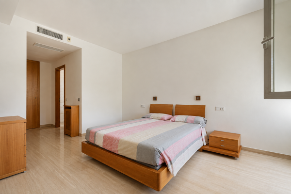 Penthouse with panoramic rooftop terrace and sea views in Illetas