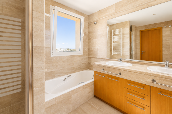 Penthouse with panoramic rooftop terrace and sea views in Illetas