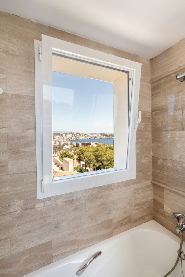 Penthouse with panoramic rooftop terrace and sea views in Illetas