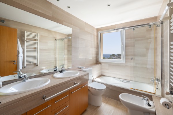 Penthouse with panoramic rooftop terrace and sea views in Illetas