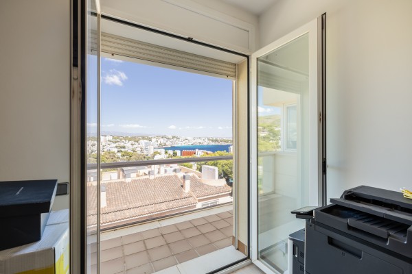 Penthouse with panoramic rooftop terrace and sea views in Illetas