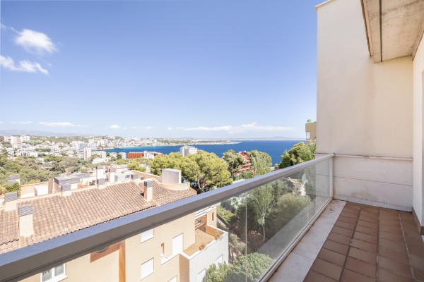Penthouse with panoramic rooftop terrace and sea views in Illetas