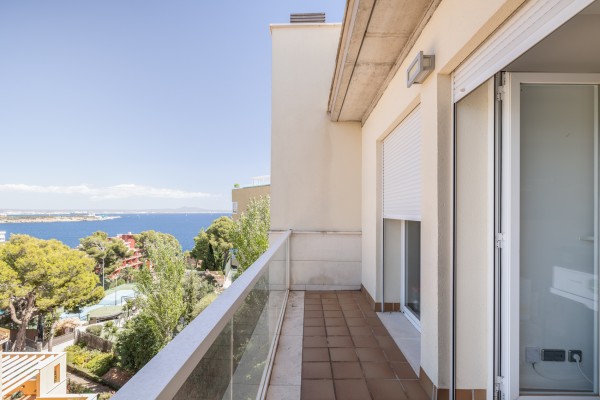 Penthouse with panoramic rooftop terrace and sea views in Illetas