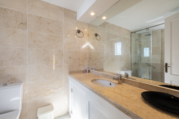 Apartamento en primera línea de mar con jardín privado en Ambassador Park