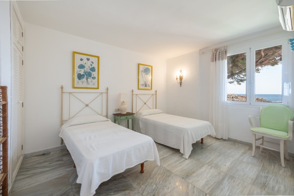 Apartamento en primera línea de mar con jardín privado en Ambassador Park