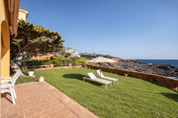 Apartamento en primera línea de mar con jardín privado en Ambassador Park