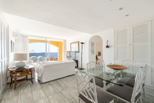 Apartamento en primera línea de mar con jardín privado en Ambassador Park