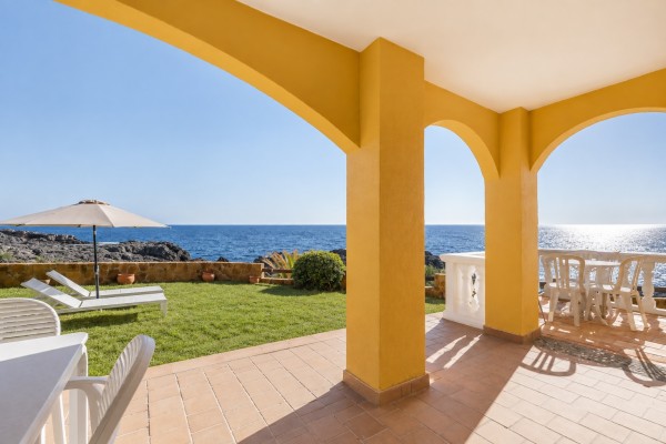 Apartamento en primera línea de mar con jardín privado en Ambassador Park