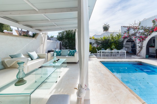 Lichtdurchflutete Villa im menorquinischen Stil mit Pool