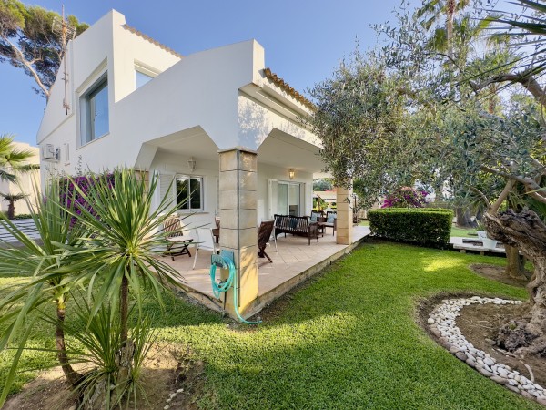 Mediterranean villa for 8 guests at 100m from the beach