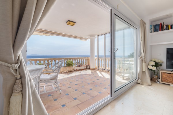Flat with unique views on the seafront in Illetas