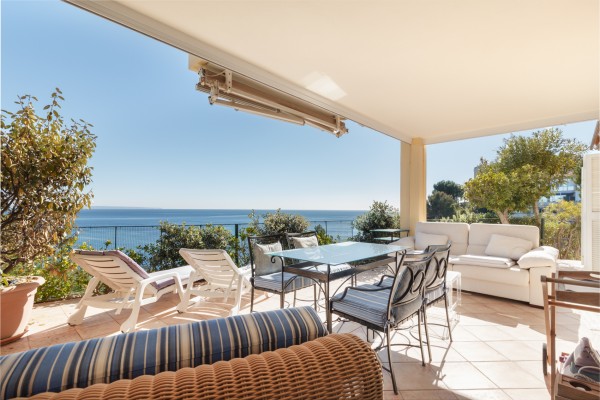 Planta baja soleada jardín y vistas al mar