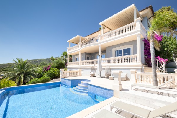 Chalet orientado al sur con piscina y vistas al mar
