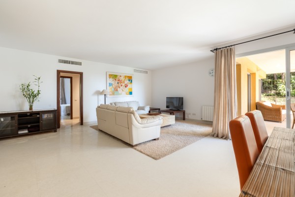 Spacious 4-bedroom apartment with terrace and sea views in Sol de Mallorca