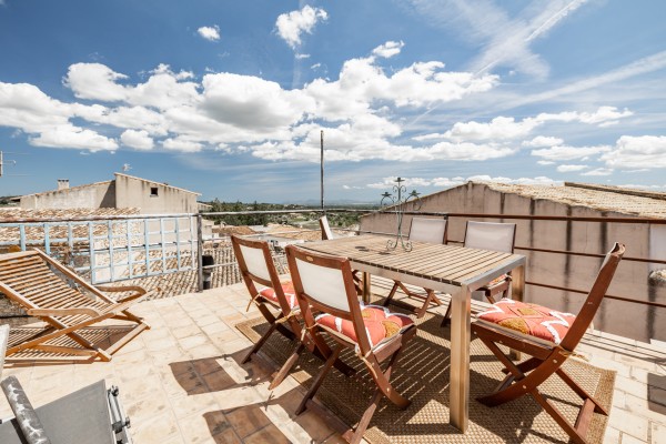 Традиционный деревенский дом c видом