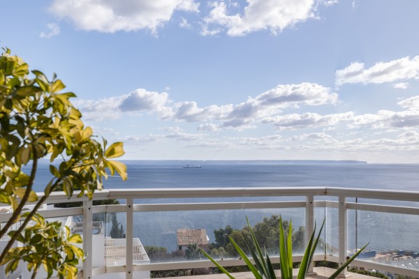Apartamento con Vistas al Mar para Reformar en Illetas – Gran Oportunidad de Inversión