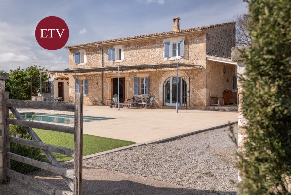 Mallorcan finca with holiday rental licence (6), pool and 25,000 m² near Lloseta