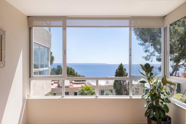 Oтремонтированная квартира с видом на море в престижном комплексе в Illetas