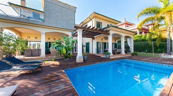 Mediterrane Villa mit großem Stil und Aussicht