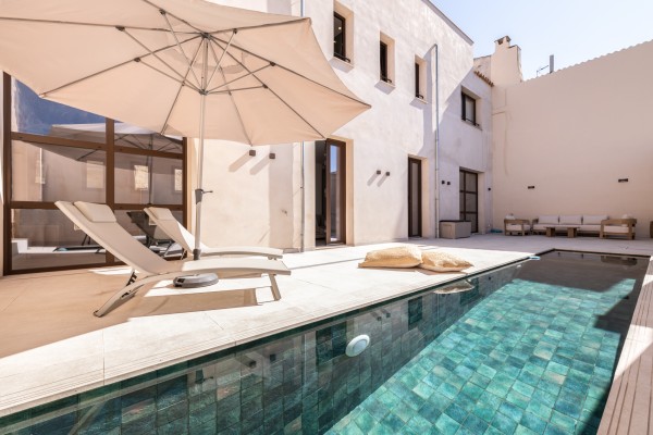 Эксклюзивный новый дом с бассейном в самом сердце Villafranca de Bonany