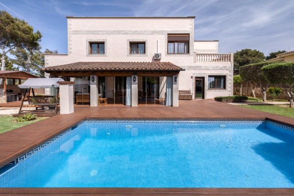 Эксклюзивный семейный дом с садом и бассейном в центре El Toro рядом с Port Adriano