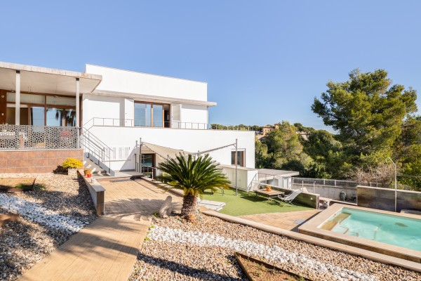 Modern villa with sea views in sought-after area